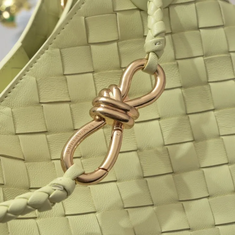 Batch 1860 B's 2023 spring and summer new model continues the brand's woven style with detailed metal knot switch buckles. This time, the shoulder straps are also made into tube weaves, showing different craftsmanship. The carrying method is versatile to create more different looks. Intrecciato woven leather small handbag, equipped with sliding crossbody strap. Internal compartments, including 1 zipper pocket and 2 open pockets with magnetic buckle closure. Size: 19*25*10.5cm, model: 7463#